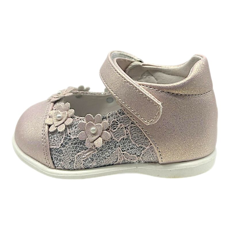 Ballerina da cerimonia per bambina rosa cipria con inserti in pizzo, applicazioni floreali frontali e chiusura a strappo – Giardino d'Oro 3 Ballerina da cerimonia baby per bambina rosa cipria con inserti in pizzo, applicazioni floreali frontali e chiusura a strappo – Giardino d'Oro