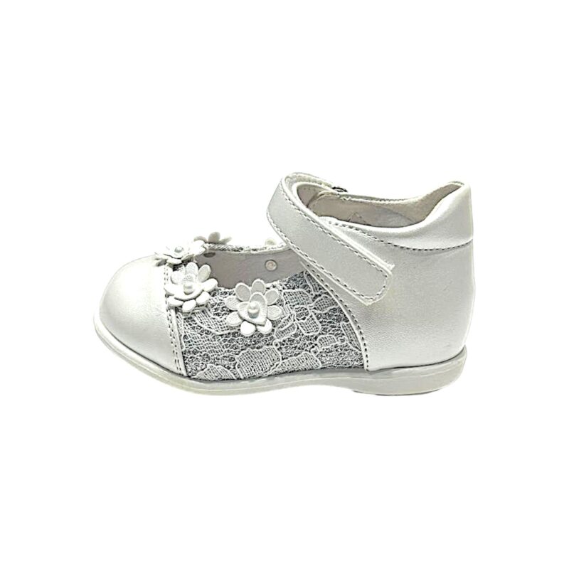 Ballerina da cerimonia per bambina bianco perlato con inserti in pizzo, applicazioni floreali frontali e chiusura a strappo – Giardino d'Oro 3 Ballerina da cerimonia per bambina bianco perlato con inserti in pizzo, applicazioni floreali frontali e chiusura a strappo – Giardino d'Oro