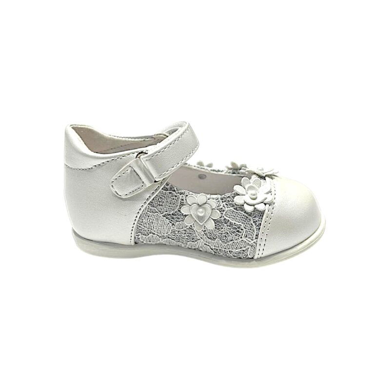 Ballerina da cerimonia per bambina bianco perlato con inserti in pizzo, applicazioni floreali frontali e chiusura a strappo – Giardino d'Oro 2 Ballerina da cerimonia per bambina bianco perlato con inserti in pizzo, applicazioni floreali frontali e chiusura a strappo – Giardino d'Oro