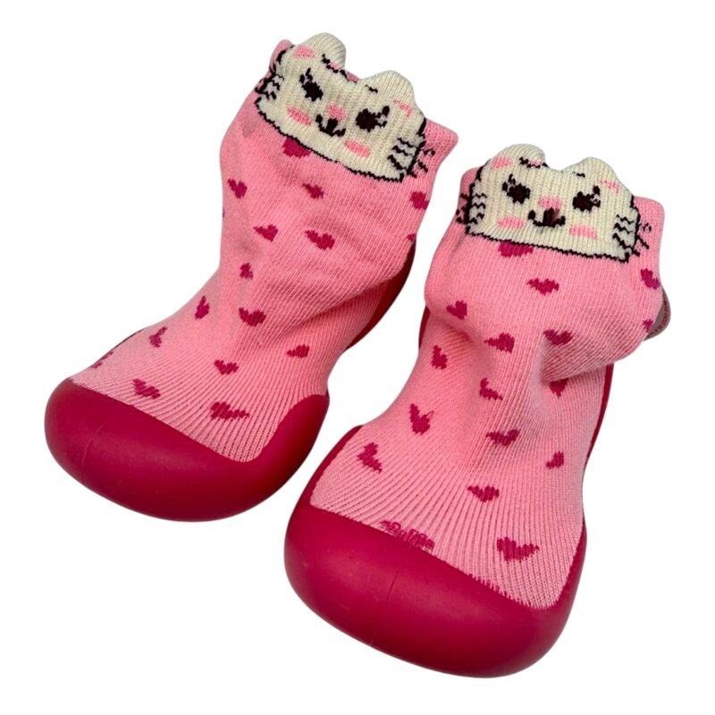 Calzini-Ciabatte rosa primi passi per bambina con cuori, suola in gomma fucsia e gattino - Garvalín 1 Calzini-Ciabatte rosa primi passi per bambina con cuori, suola in gomma fucsia e gattino - Garvalín