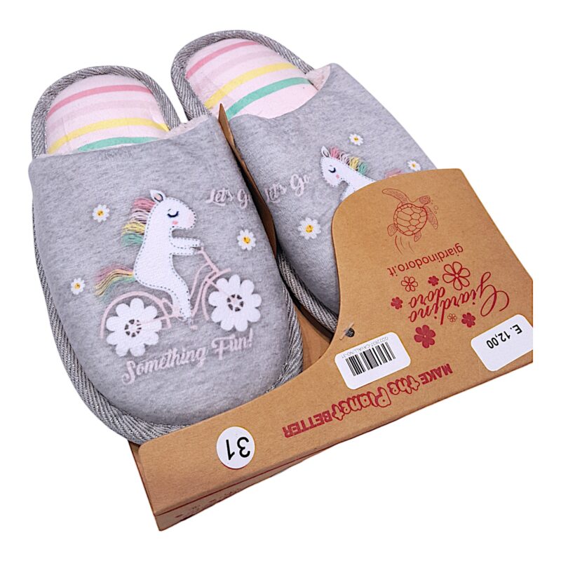 Pantofole, ciabatte soft grigie per bambina con unicorno in bicicletta - Giardino d'Oro 1 Pantofole, ciabatte soft grigie per bambina con unicorno in bicicletta - Giardino d'Oro