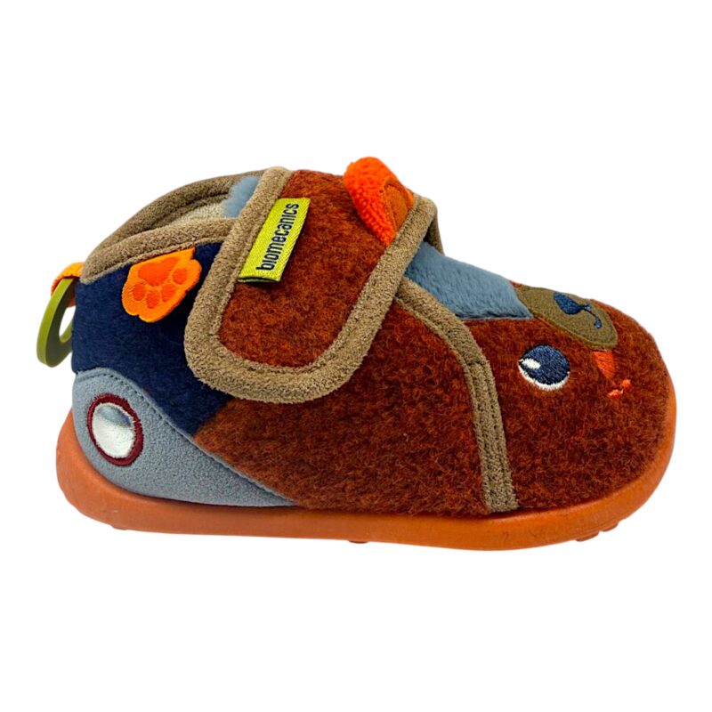 Pantofole invernali primi passi marroni per bambino con orsetto, dettagli blu-arancione-celesti e chiusura a strappo - Biomecanics 2 Pantofole invernali primi passi marroni per bambino con orsetto, dettagli blu-arancione-celesti e chiusura a strappo - Biomecanics