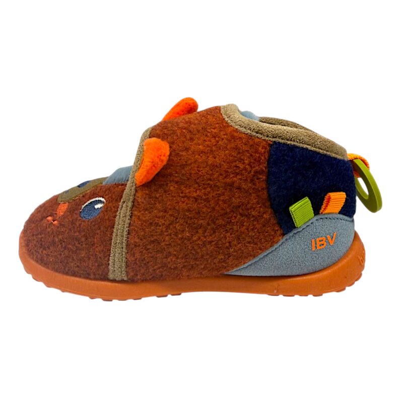 Pantofole invernali primi passi marroni per bambino con orsetto, dettagli blu-arancione-celesti e chiusura a strappo - Biomecanics 3 Pantofole invernali primi passi marroni per bambino con orsetto, dettagli blu-arancione-celesti e chiusura a strappo - Biomecanics