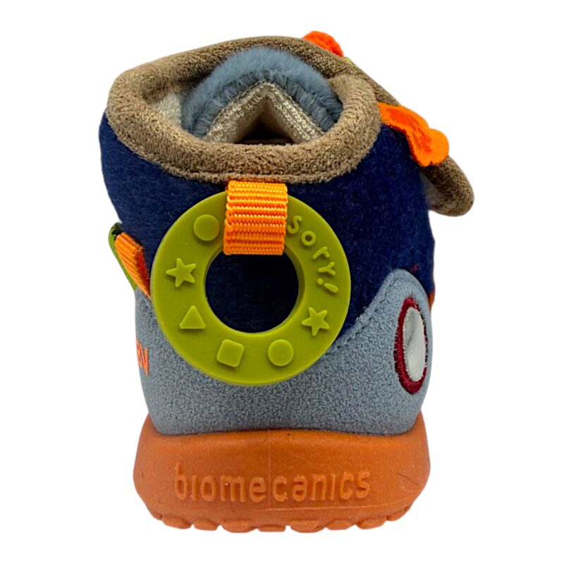 Pantofole invernali primi passi marroni per bambino con orsetto, dettagli blu-arancione-celesti e chiusura a strappo - Biomecanics 5 Pantofole invernali primi passi marroni per bambino con orsetto, dettagli blu-arancione-celesti e chiusura a strappo - Biomecanics