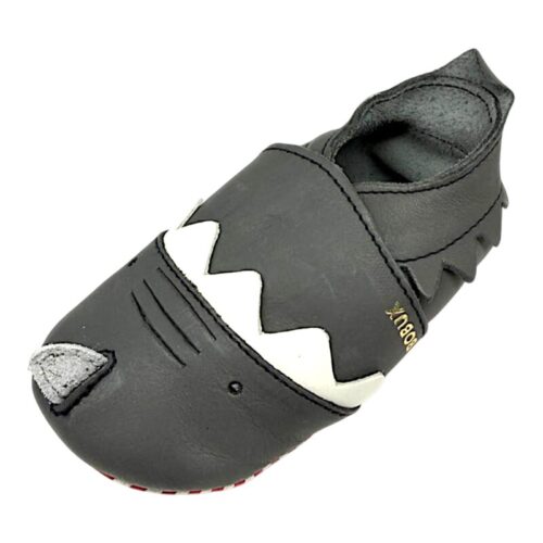 Pantofoline Soft Sole in pelle grigio antracite per bambino primi passi e patch con squaletto - Bobux 15 Pantofoline Soft Sole Fin in pelle grigio antracite per bambino primi passi e patch con squaletto - Bobux