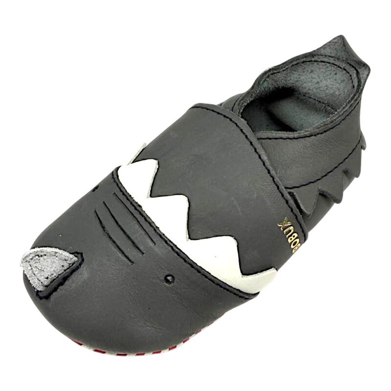 Pantofoline Soft Sole in pelle grigio antracite per bambino primi passi e patch con squaletto - Bobux 1 Pantofoline Soft Sole Fin in pelle grigio antracite per bambino primi passi e patch con squaletto - Bobux