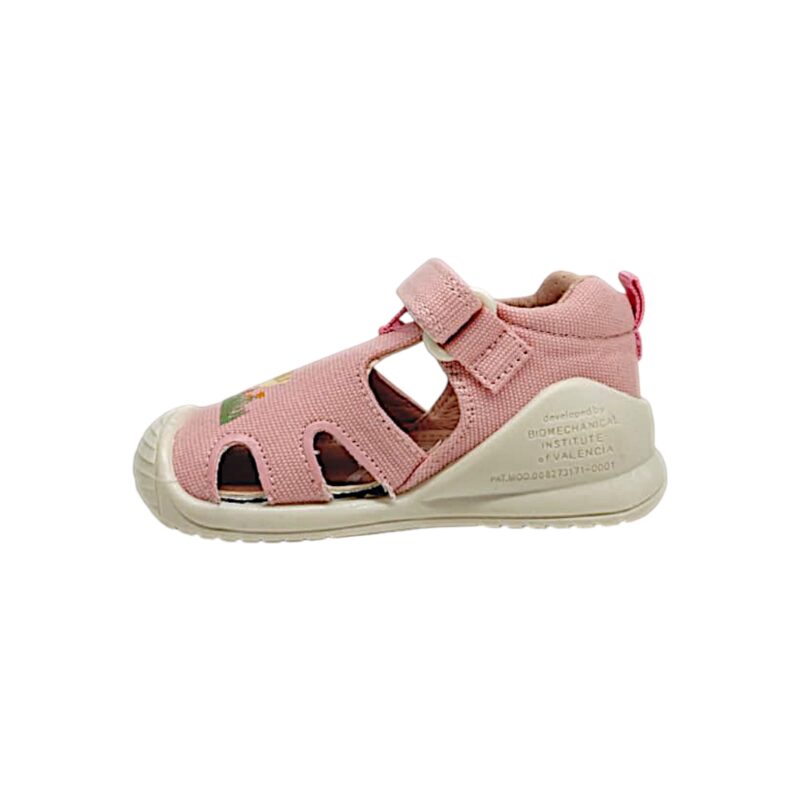 Sandalo a ragnetto per bambina primi passi in tessuto rosa con mamma papera, paperelle e strappo – Biomecanics 3 Sandalo a ragnetto per bambina primi passi in tessuto rosa con mamma papera, paperelle e strappo – Biomecanics