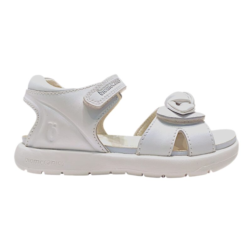 Sandalo bianco per bambina con fiocco su fascia, strappo frontale e alla caviglia – Biomecanics 2 Sandalo bianco per bambina con fiocco sulla fascia a strappo e strappo sulla caviglia – Biomecanics