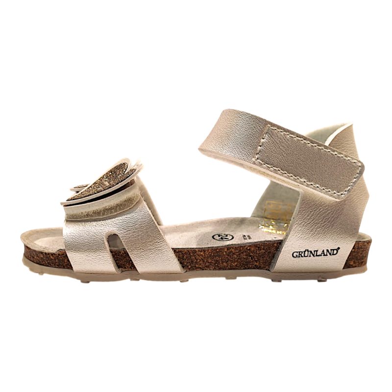 Sandalo color perla per bambina tipo Birkenstock con cuori glitter su fascia frontale e aperture a strappo – Grünland
