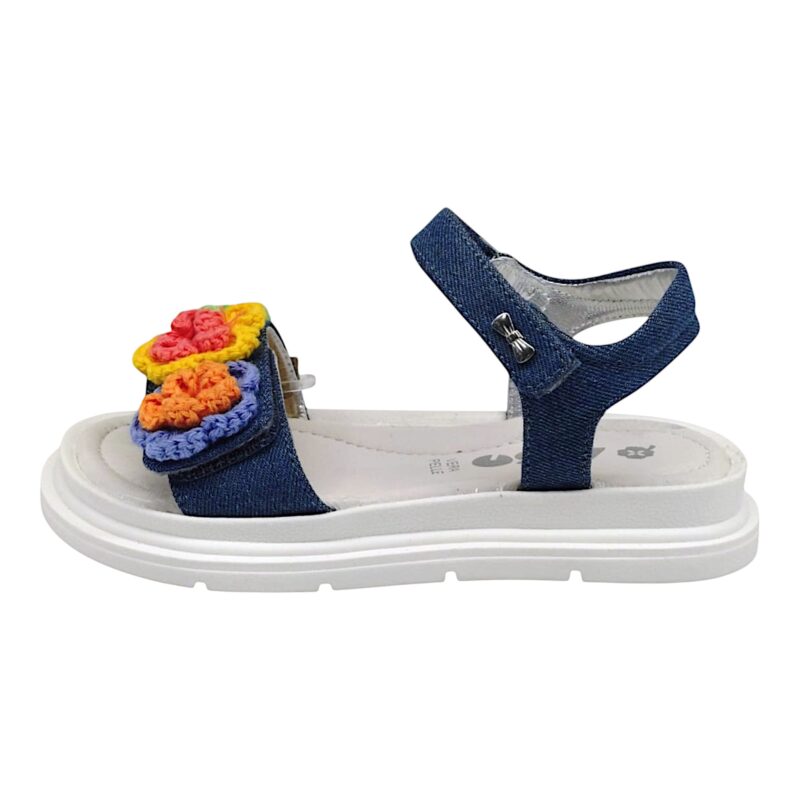 Sandalo jeans con strappo, fascia a strappo decorata e fiori uncinetto multicolor - Asso