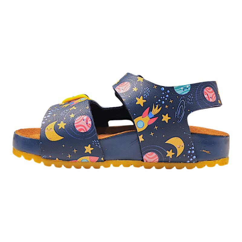 Sandalo primi passi blu-multicolor per bambino, con fantasia a tema spaziale, strappo alla caviglia e fibbia frontale – Garvalín 3 Sandalo primi passi blu-multicolor per bambino, con fantasia a tema spaziale, strappo alla caviglia e fibbia frontale – Garvalín