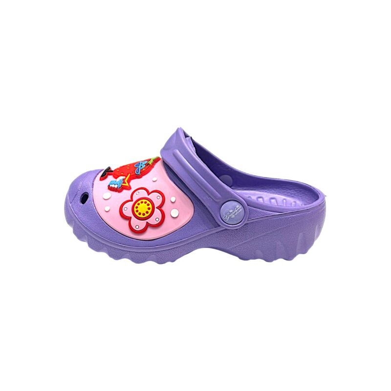 Sandalo lilla-rosa tipo Crocs per bambina con decorazioni floreali e fragolina – Giardino d'Oro 2 Sandalo tipo Crocs per bambina lilla e rosa con decorazioni floreali e fragolina – Giardino d'Oro