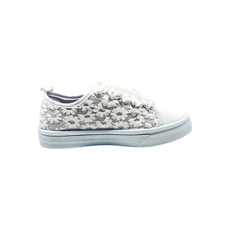 Scarpa da cerimonia bianca per bambina tipo converse in pizzo con lacci in raso – Giardino d'Oro 2 Scarpa bianca per bambina tipo converse da cerimonia in pizzo con lacci in raso – Giardino d'Oro