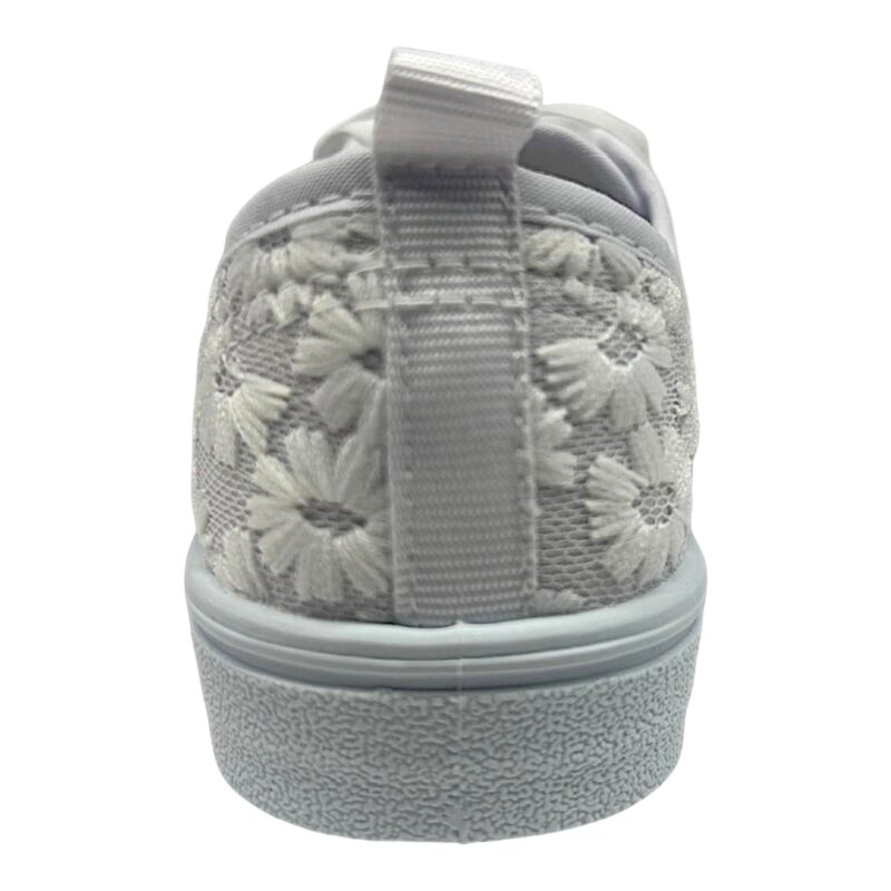 Scarpa da cerimonia bianca per bambina tipo converse in pizzo con lacci in raso – Giardino d'Oro 4 Scarpa bianca per bambina tipo converse da cerimonia in pizzo con lacci in raso – Giardino d'Oro