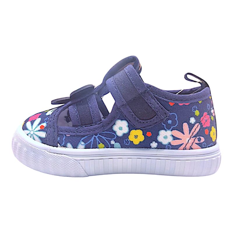 Scarpetta blu in tessuto per bambina con farfalla in rilievo, fantasia floreale e strappo – Giardino d'Oro 3 Scarpetta in tessuto per bambina blu con farfalla in rilievo, fantasia floreale e strappo – Giardino d'Oro