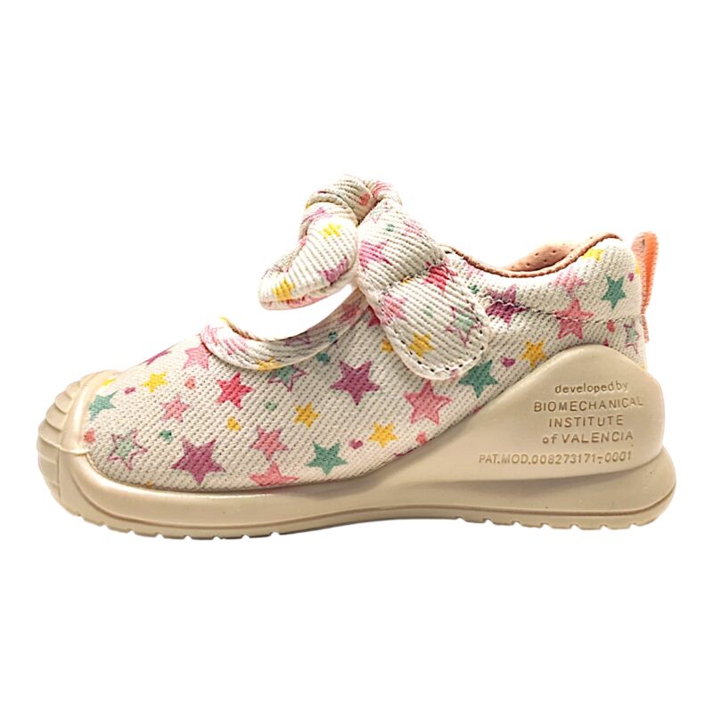 Scarpetta per bambina primi passi in tessuto bianco con fiocco decorativo, stelle multicolor e strappo – Biomecanics 4 Scarpetta per bambina primi passi in tessuto bianco con stelle multicolor e strappo – Biomecanics