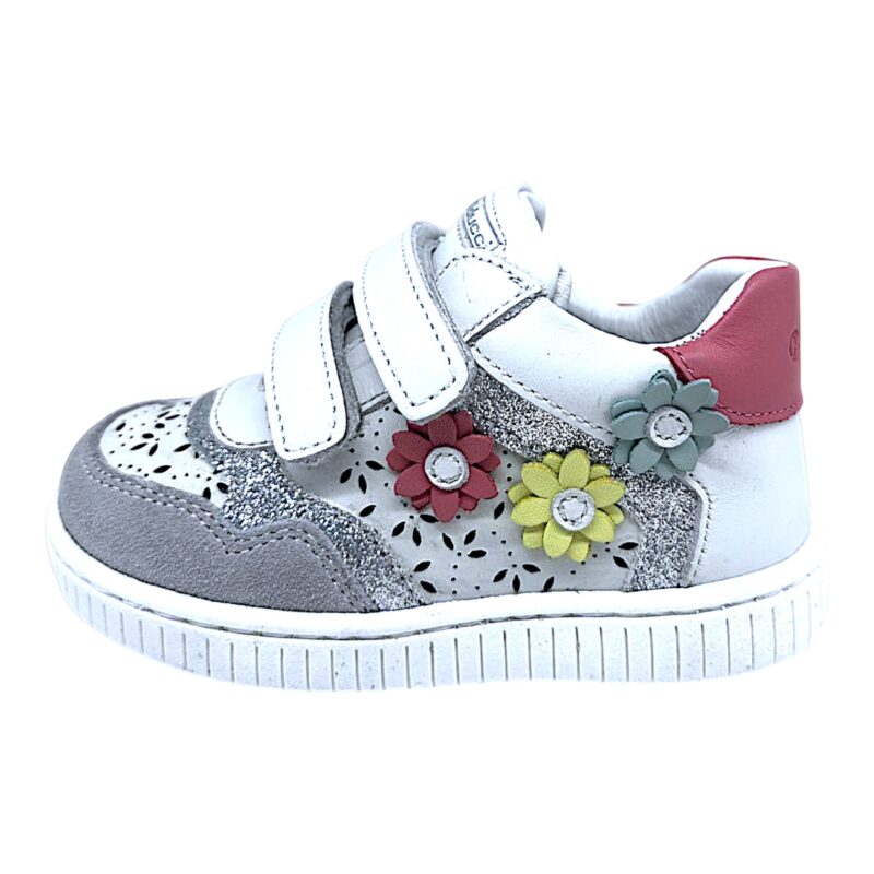Sneaker primi passi grigio-bianco per bambina con decorazioni floreali multicolor e doppio strappo – Balducci 3 Sneaker primi passi grigio-bianco per bambina con decorazioni floreali multicolor e doppio strappo – Balducci