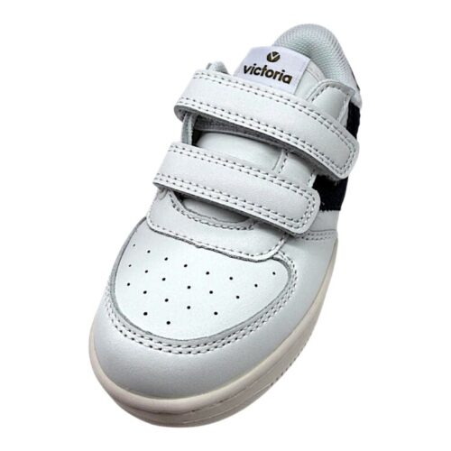 Sneakers in similpelle bianca per bambino con V laterale blu e doppio strappo - Victoria 3 Sneakers in similpelle bianca per bambino con V laterale blu e doppio strappo - Victoria