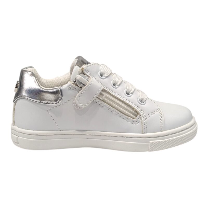 Sneakers per bambina in similpelle butter bianco con fasce silver, lacci e cerniera - Cult