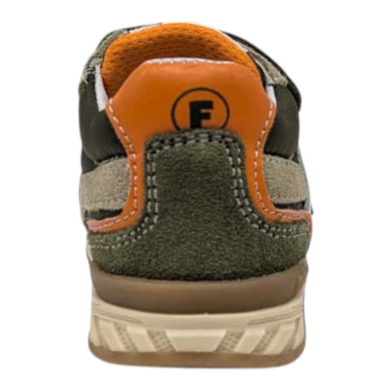 Sneakers primi passi bambino verde militare con F bianca, striscia beige e retro arancio con strappi – Falcotto
