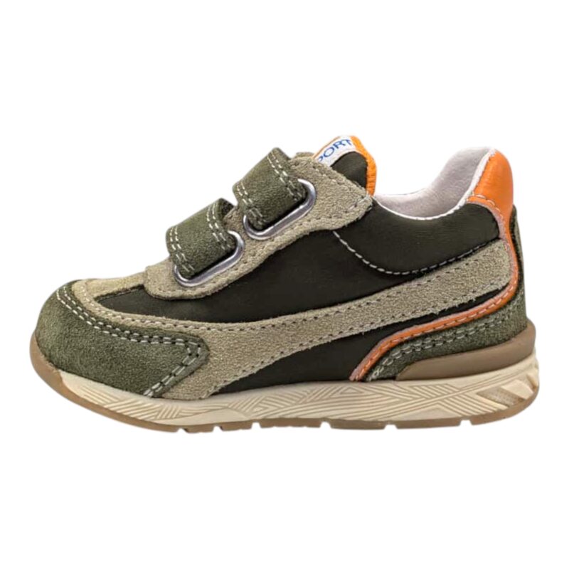 Sneakers primi passi bambino verde militare con F bianca, striscia beige e retro arancio con strappi – Falcotto
