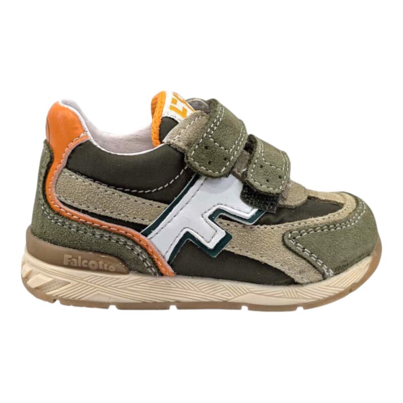Sneakers primi passi bambino verde militare con F bianca, striscia beige e retro arancio con strappi – Falcotto