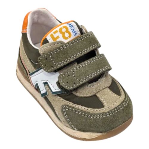 Sneakers primi passi bambino verde militare con F bianca, striscia beige e retro arancio con strappi – Falcotto