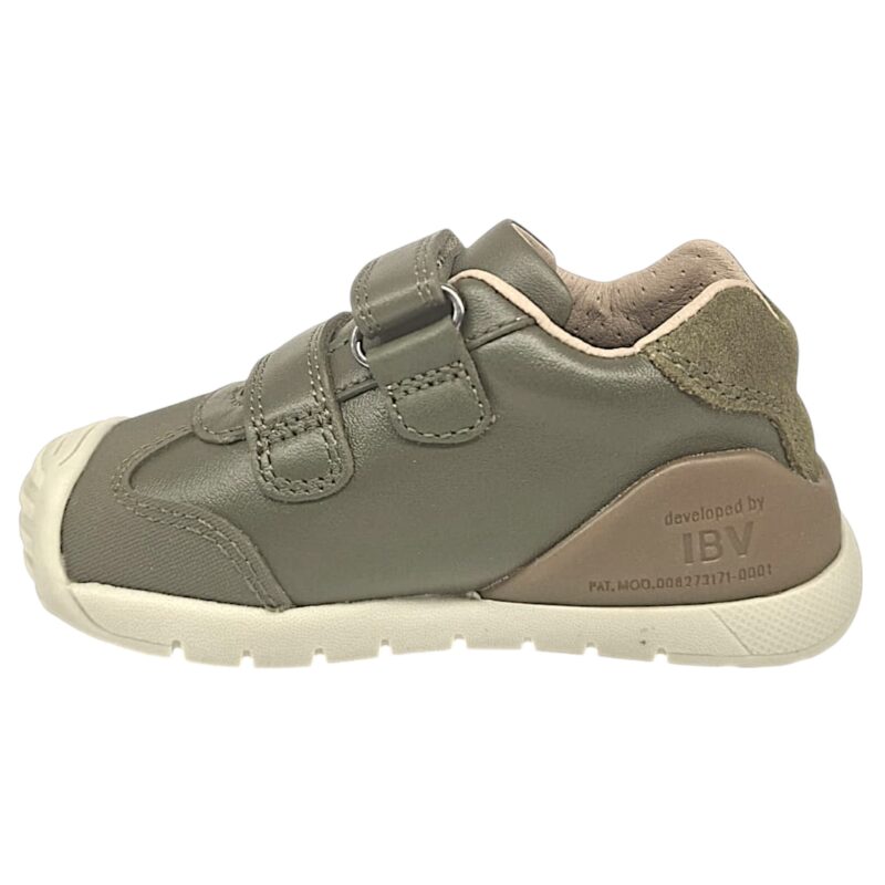 Sneakers primi passi verde militare per bambino con strisce laterali beige-grigio-ocra e due strappi - Biomecanics 3 Sneakers primi passi verde militare per bambino con strisce laterali beige-grigio-ocra e due strappi - Biomecanics