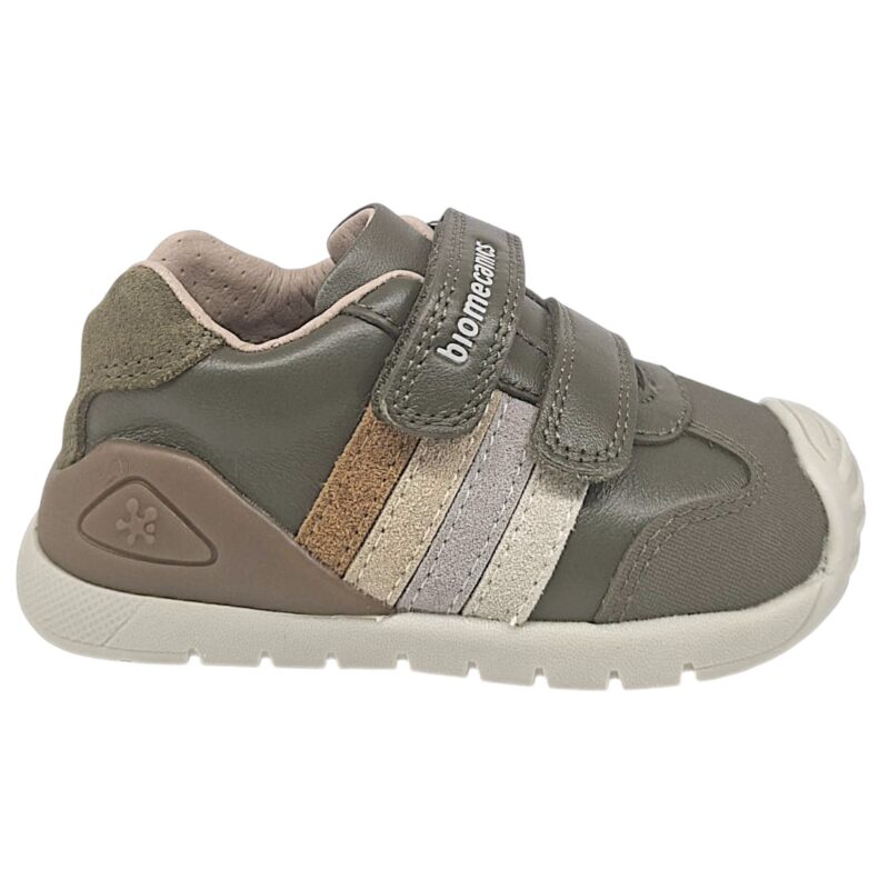 Sneakers primi passi verde militare per bambino con strisce laterali beige-grigio-ocra e due strappi - Biomecanics 2 Sneakers primi passi verde militare per bambino con strisce laterali beige-grigio-ocra e due strappi - Biomecanics