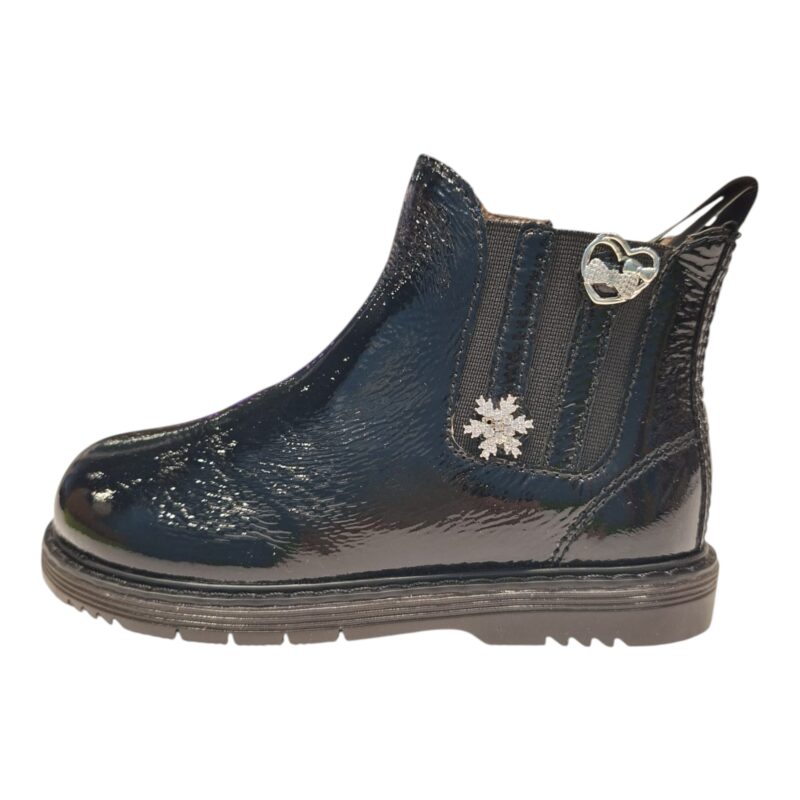 Stivaletti neri lucidi per bambina con charm decorativi a cuore, fiocco di neve, elastico e zip laterale - Grünland 3 Stivaletti neri lucidi per bambina con charm decorativi a cuore, fiocco di neve, elastico e zip laterale - Grünland - immagine 3